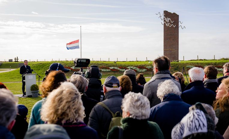 Minister Mark Harbers van Infrastructuur en Waterstaat spreekt tijdens de herdenking bij het Watersnoodmuseum.  Beeld ANP