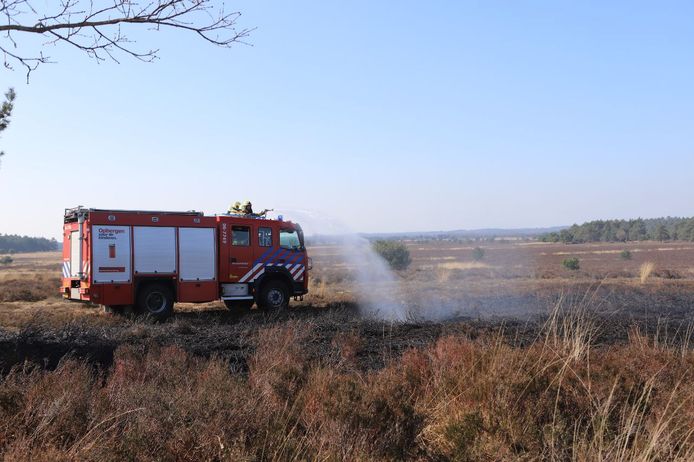 De brandweer heeft woensdagochtend een heidebrand in Uddel geblust.