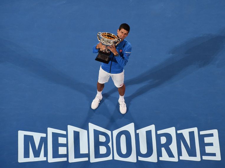 Djokovic poseert met de trofee voor het winnen van de Australian Open. Beeld afp
