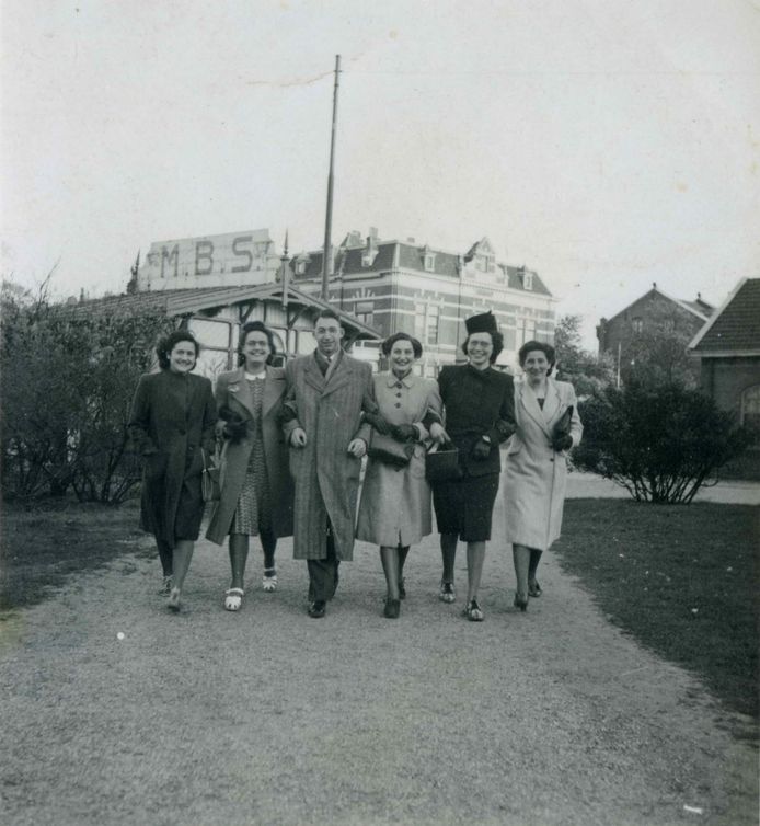 De Joodse familie De Wijze voor het station in Nijmegen, gefotografeerd in 1940. Het gezin is in 1942 en 1943 in Auschwitz om het leven gebracht.