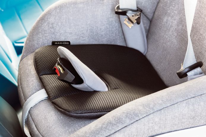 Dit zitkussen voorkomen dat kinderen worden vergeten in auto | Auto | AD.nl