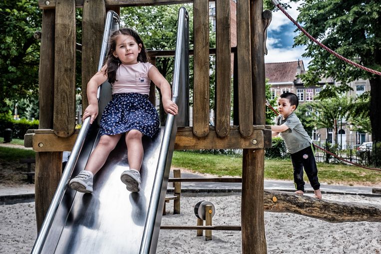 ‘Het was moeilijk hem uit te leggen dat hij hier niet mocht komen spelen’, zegt Maryen over haar zoon Majd (rechts). Beeld Tim Dirven