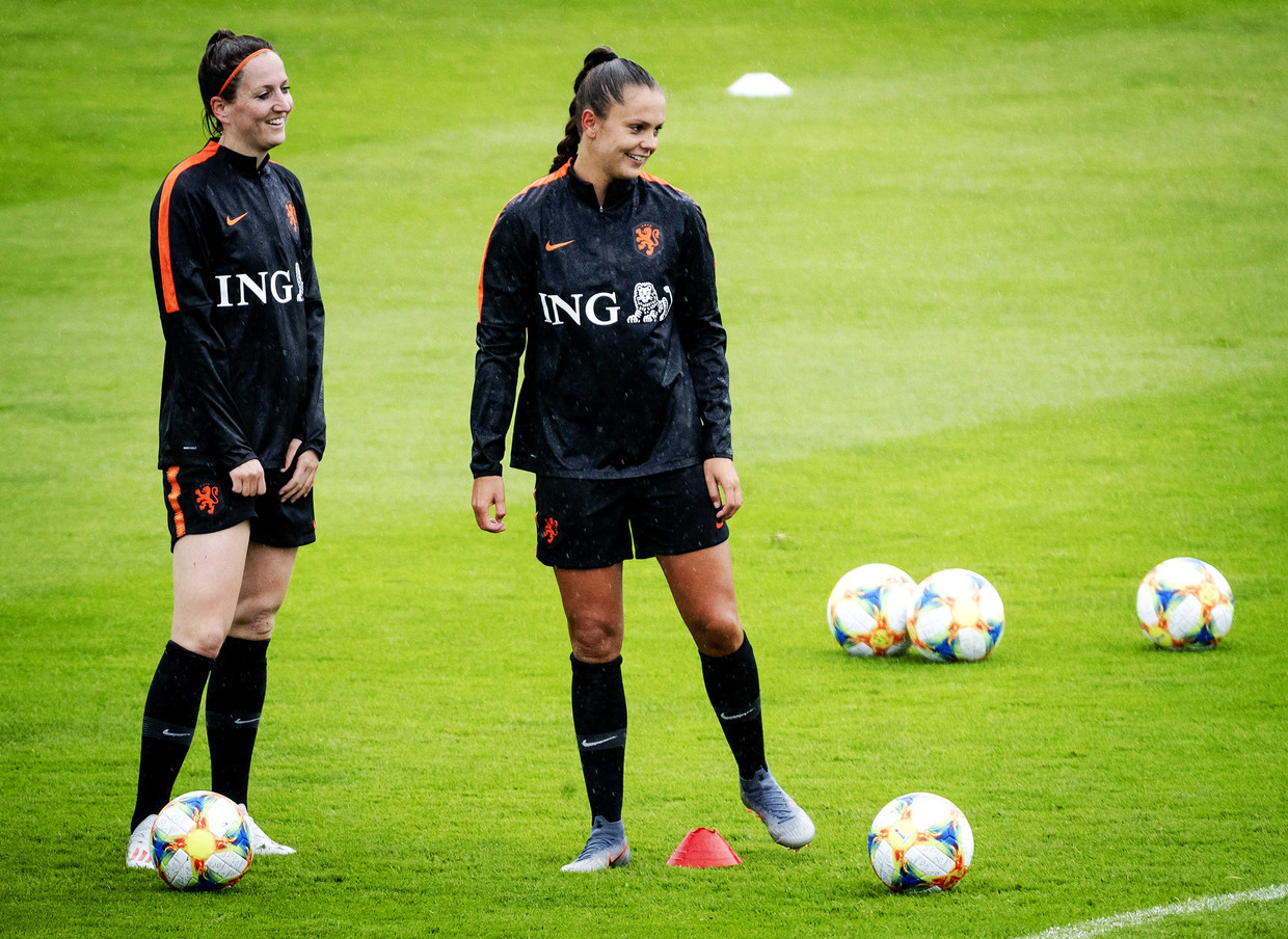 Ellen Jansen en Lieke Martens op een training van het Nederlands elftal in het Stade Jules Ladoumegue.  Beeld ANP