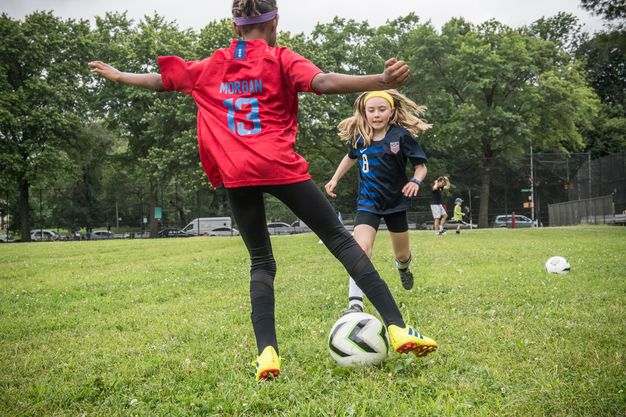 De 9-jarige Farrah Banzima in actie op het voetbalveld in Brooklyn.	 Beeld Cynthia van Elk