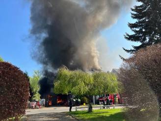 Centrum Mere afgesloten door uitslaande brand bij bedrijf in tuinbouwmachines: “Hou ramen en deuren gesloten”