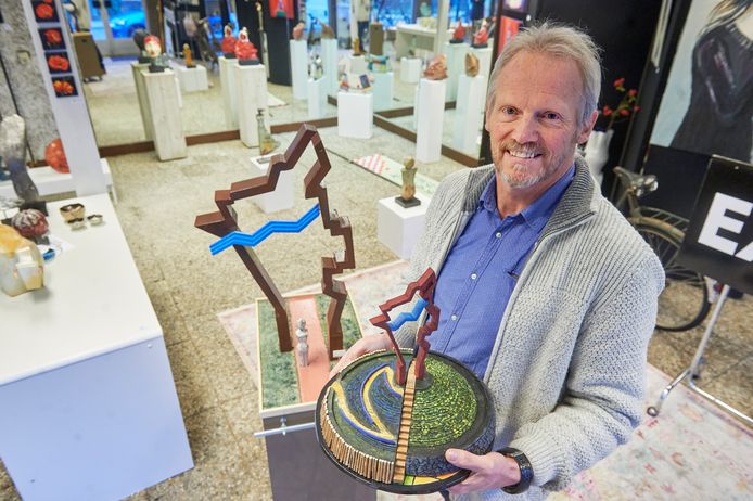 Kunstenaar Piet Huibers in Berghem met de maquettes van kunstwerken; de kleine is afgeschoten.