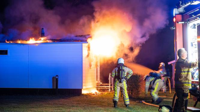 Nachtelijke brand verwoest chalet op boerencamping in Giethmen: politie vermoedt brandstichting