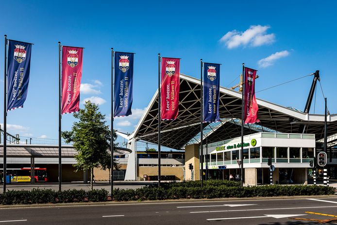 Bij het station in Tilburg wapperen Willem-II-vlaggen.