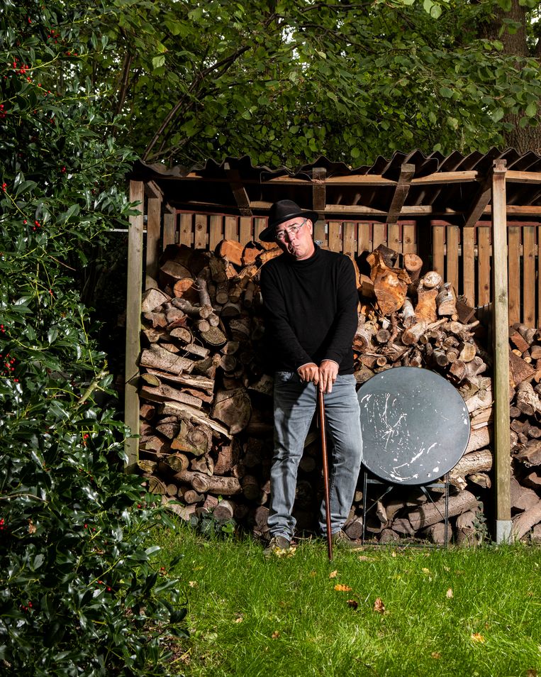 ‘Ik kan niet op één plek blijven staan, want dan val ik om.  Binnenkort neem ik een driewieler, dan begin ik echt wel invalide te lijken.’ Beeld Hilde Harshagen