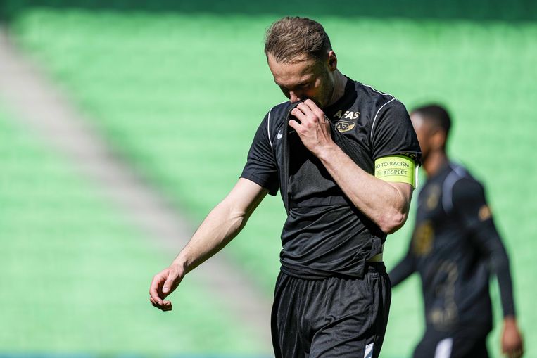 AZ-aanvoerder Teun Koopmeiners verlaat teleurgesteld het veld na een 0-0 op bezoek bij FC Groningen,. Beeld ANP