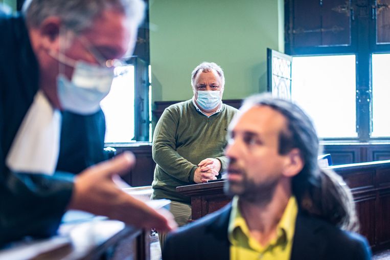 Marc Van Ranst kijkt naar Willem Engel in de rechtbank afgelopen juli. Beeld BELGA
