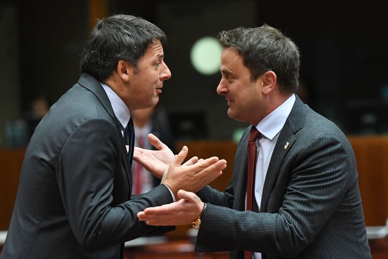 De Italiaanse premier Matteo Renzi (L), fel tegenstander van sancties, in discussie met zijn Luxemburgse ambtgenoot Xavier Bettel. Beeld BELGA