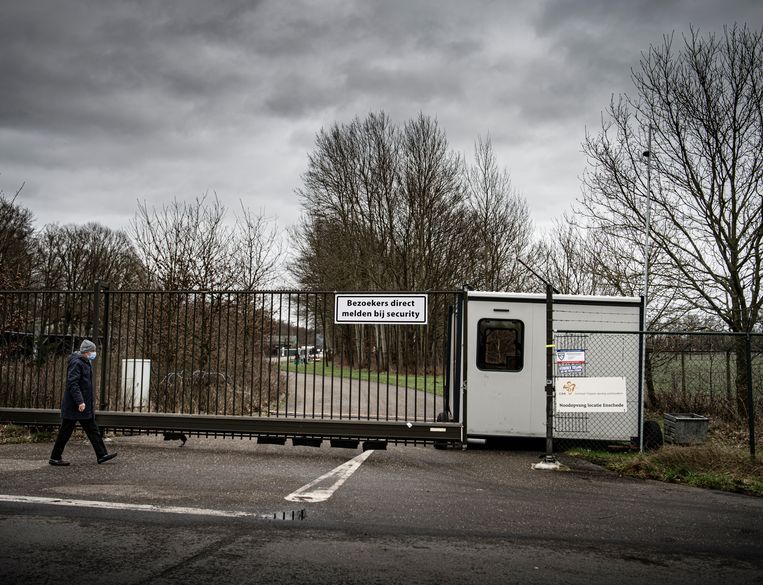 De toegangspoort tot de noodopvang op Vliegveld Twente. Beeld Koen Verheijden