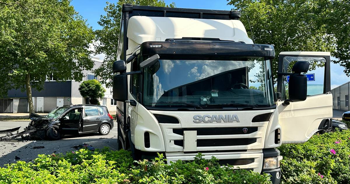 Ravage op kruising in Nijverdal na botsing tussen auto en vrachtwagen.