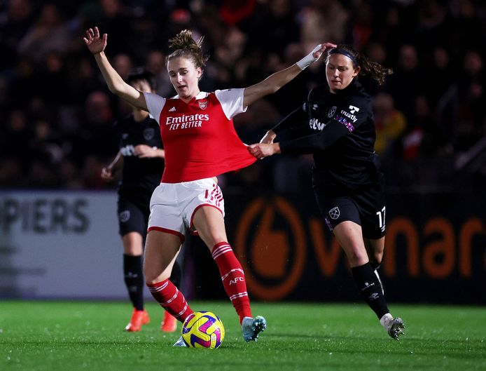 Vivianne Miedema in actie namens Arsenal tegen West Ham United op 30 oktober.