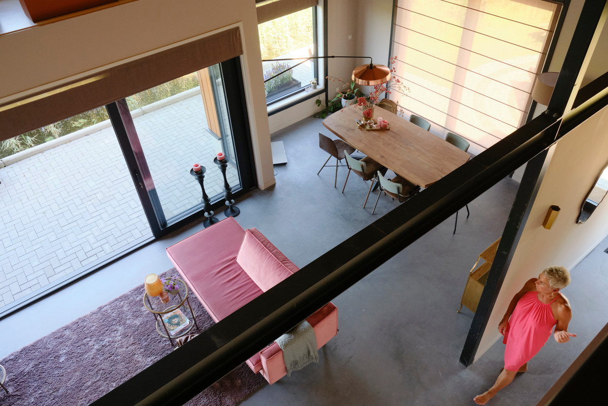  Agaath Zuurbier heeft een succesvolle Airbnb in Achlum. 'Het is toch mooi hier?' Beeld Sjaak Verboom