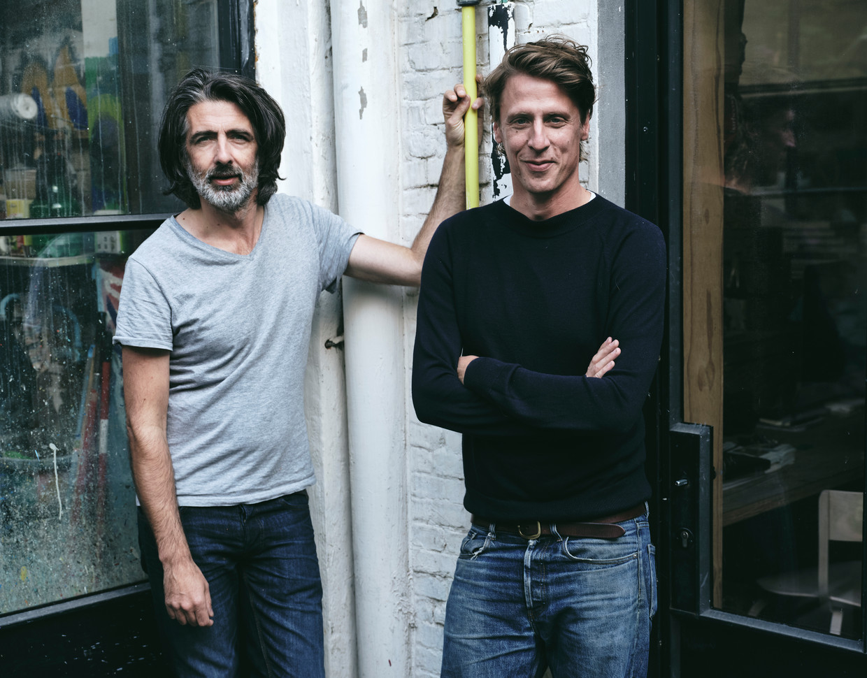 Mauro Pawlowski (r): ‘Wat die heel gewone mensen met heel gewone levens in het weekend op de academie uitvreten, bleek allesbehalve gewoon te zijn.’ Beeld Charlie De Keersmaecker