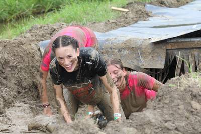 Ploeteren door de modder in Standdaarbuiten: ‘Maar je doet dit voor de fun’