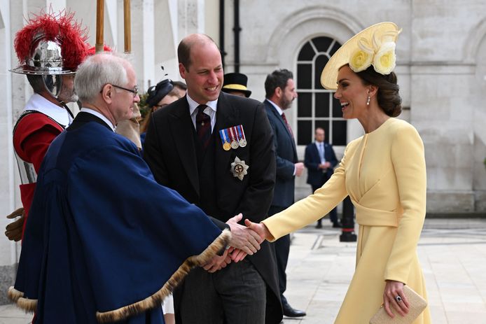 Prins William en Kate Middleton, die een hand geeft aan de Londense burgemeester.