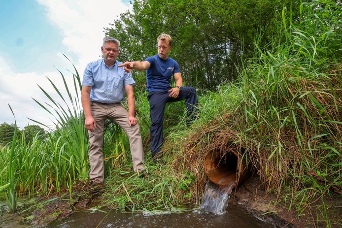 Waterschap De Dommel pompt als noodmaatregel grondwater op om de bijna drooggevallen Reusel te laten stromen. Links bestuurder Martijn Tholen, rechts ecoloog Mark Scheepens