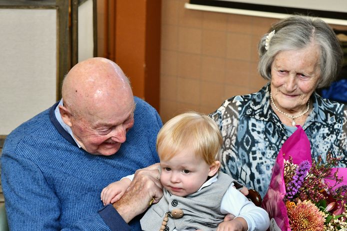 Gaston Rondelez vierde zijn 100ste verjaardag met onder meer zijn jongste achterkleinkind.