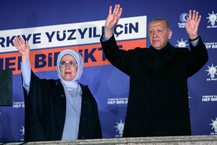 De Turkse president Erdogan en zijn vrouw Emine in de nacht van zondag op maandag in Ankara.