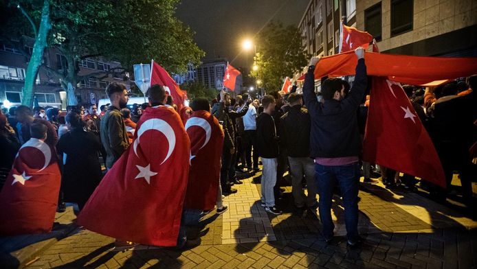 Nederlandse Turken uiten hun steun aan Erdogan bij het Turkse consulaat in Rotterdam na de mislukte staatsgreep.
