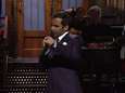 Komiek Aziz Ansari verovert harten met grappige en verzoenende speech in Saturday Night Live