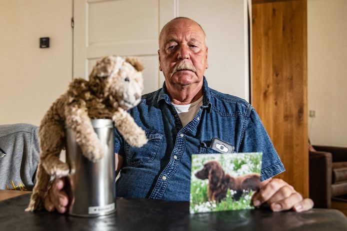 Martin Seinen laat een foto zien van zijn hond Bashshar die vorig jaar werd doodgebeten.