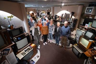 In Neerkant zitten de vrijwilligers van museum Techniek met ’n Ziel met de handen in het haar