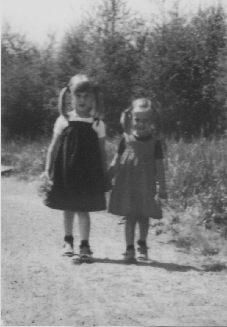 Hannelore en haar zusje. Beeld Familiearchief