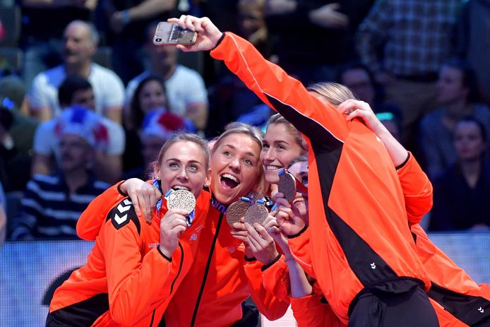 Maura Visser, Charris Rozemalen en Estavana Polman maken een selfie met bronzen medaille bij het EK handbal van vorig jaar.