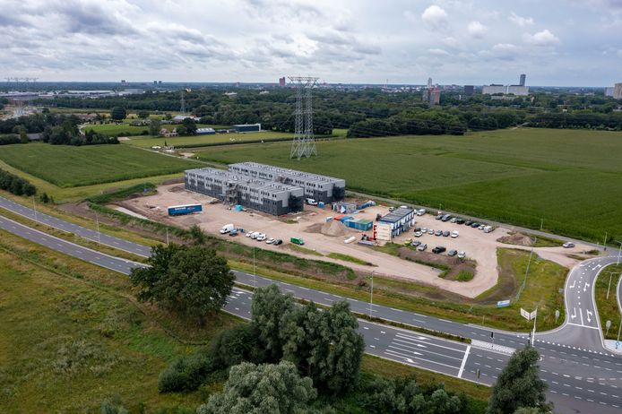 Het logiescomplex voor arbeidsmigranten in Tilburg-Noord. De Bundersestraat loopt er achterlangs, links van de hoogspanningsmast in het midden staat het bedrijf van de buurvrouw die naar de rechter stapte. Op de voorgrond de Burgemeester Bechtweg.