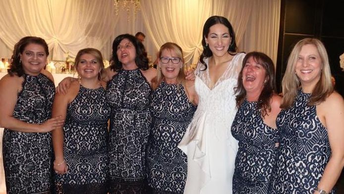 soep Gewoon kleding Nachtmerrie: zes vrouwen verschijnen in zelfde jurk op trouwfeest | Het  leukste van het web | hln.be