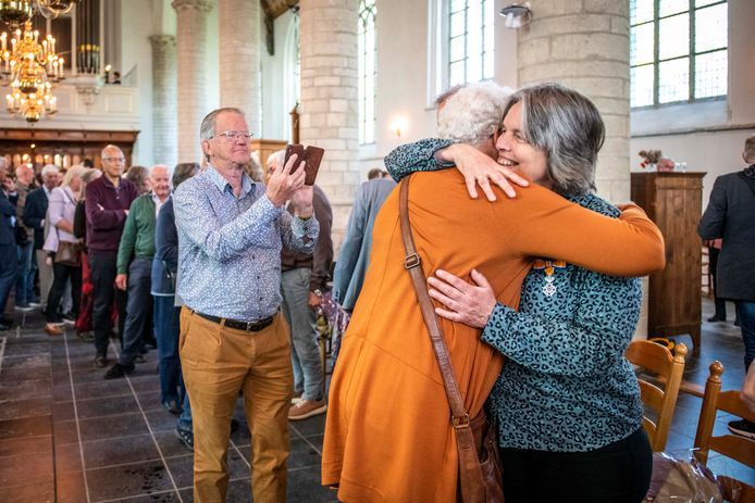 Agatha Tramper-Vaalburg uit Kapelle is één van de ruim 100 Zeeuwen die vandaag werd verrast met een lintje. In de kerk van Kapelle wordt ze gefelciteerd.