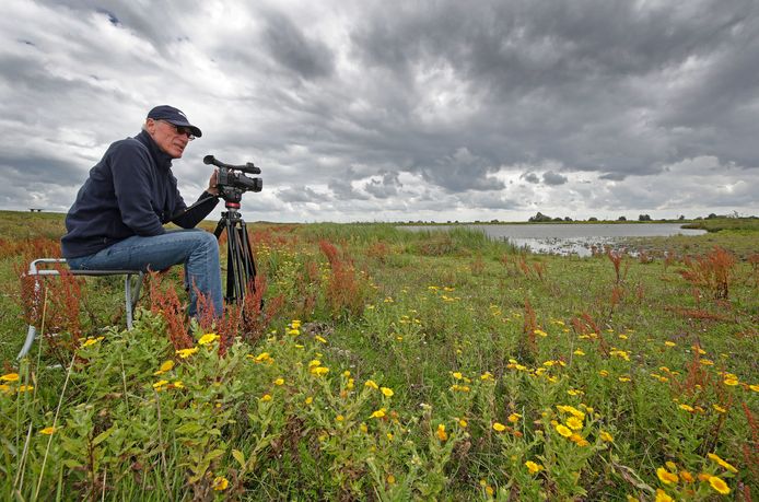 Natuurfilmer Piet de Kreij brengt iedere week wel een bezoekje aan de Beningerslikken. Zijn camera heeft hij altijd bij zich.