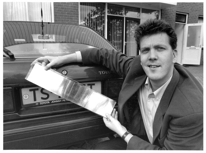 Hij is ondernemend en inventief. In 1993 presenteert Niels een reflecterende strip die over kentekenplaten kan worden gehangen. Licht van een politieflitser wordt weerkaatst, het kenteken is dan onleesbaar.