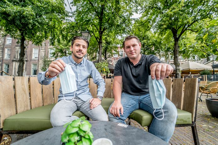 Mondkapjes of niet. Raffaele Di-Meglia en Bas Swillens, horecaondernemers op het Plein, zien voor- en nadelen. Foto Fred Leeflang