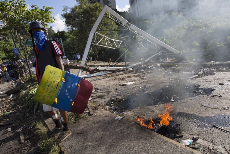 Aanhangers van de oppositie komen in opstand in de straten van Caracas, Venezuela. Beeld EPA
