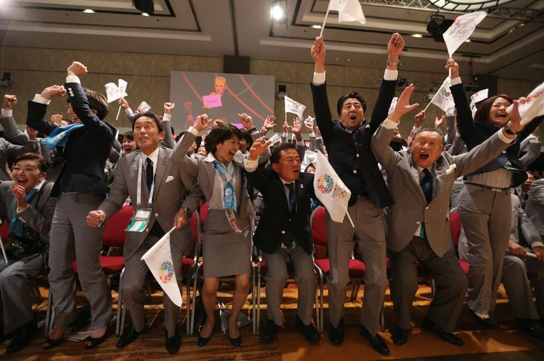 De Japanse delegatie juicht nadat toenmalig IOC-voorzitter Jacques Rogge bekend heeft gemaakt dat Tokio de Spelen van 2020 mag organiseren, Buenos Aires, september 2013.   Beeld Yan Walton / AFP