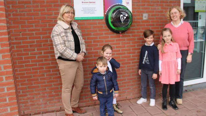
Sint-Lutgardis- en Sint-Amandusschool plaatsen AED-toestel aan ingang
