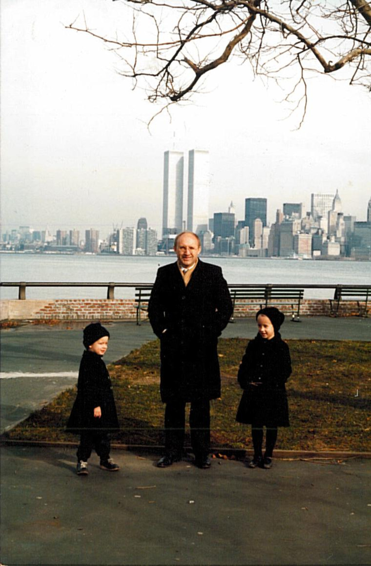 Eva met haar vader en broer Jan in New York. Beeld  