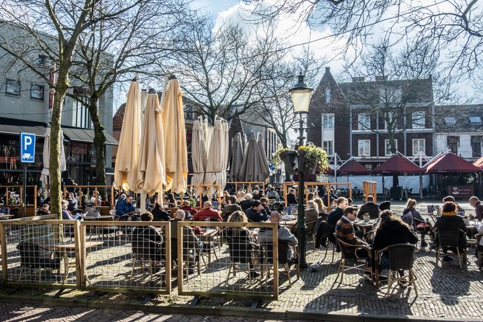 Volle terrassen in Amersfoort op het Lieve Vrouwekerkhof.