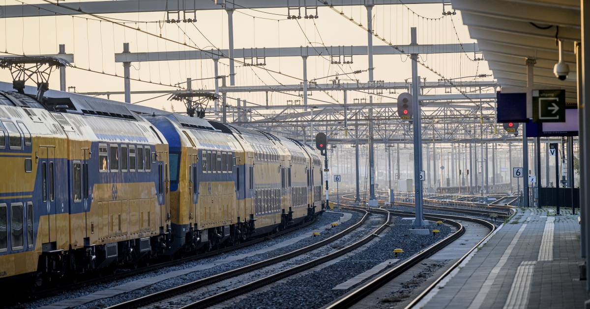 Treinverkeer tussen Zwolle en Amersfoort ontregeld door kapotte bovenleiding en aanrijding.