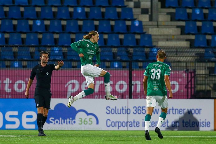 Elías Már Ómarsson juicht na wéér een doelpunt, ditmaal tegen FC Eindhoven.