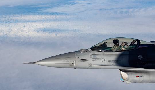 F-16 gecrasht in Oekraïne, volgens Wall Street Journal • ‘Oekraïense piloot omgekomen bij crash F-16’