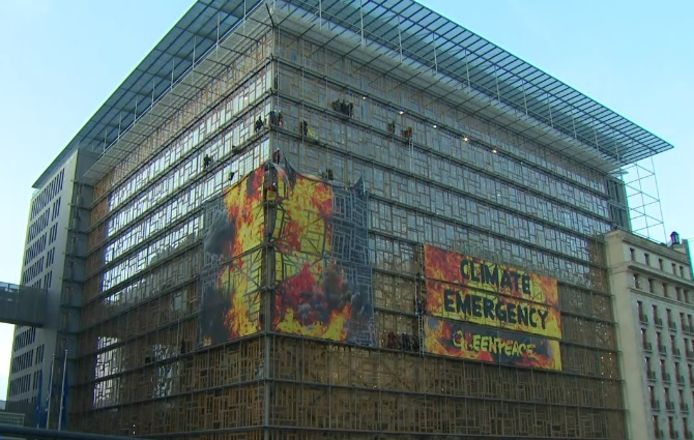 Een dertigtal activisten heeft het gebouw van de Europese Raad beklommen om er een grote banner op te hangen.