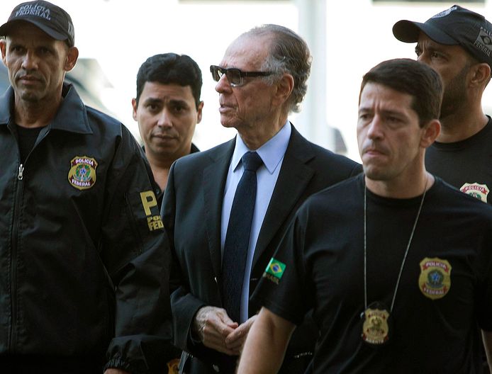 Carlos Arthur Nuzman (midden), tijdens zijn arrestatie in Rio de Janeiro op 5 oktober 2017.