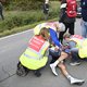Julian Alaphilippe valt na aanrijding met motor in Ronde van Vlaanderen
