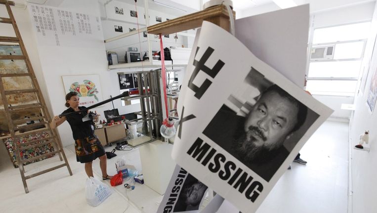 Kunst warin Ai Wei Wei wordt ondersteund, in de tijd dat hij was opgepakt. Beeld ANP